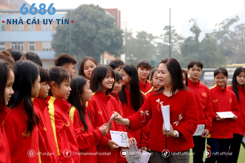 Phó Tổng Thư ký Nguyễn Thanh Hà chúc và gửi quà Tết BHL và cầu thủ hai đội U14, U16 nữ